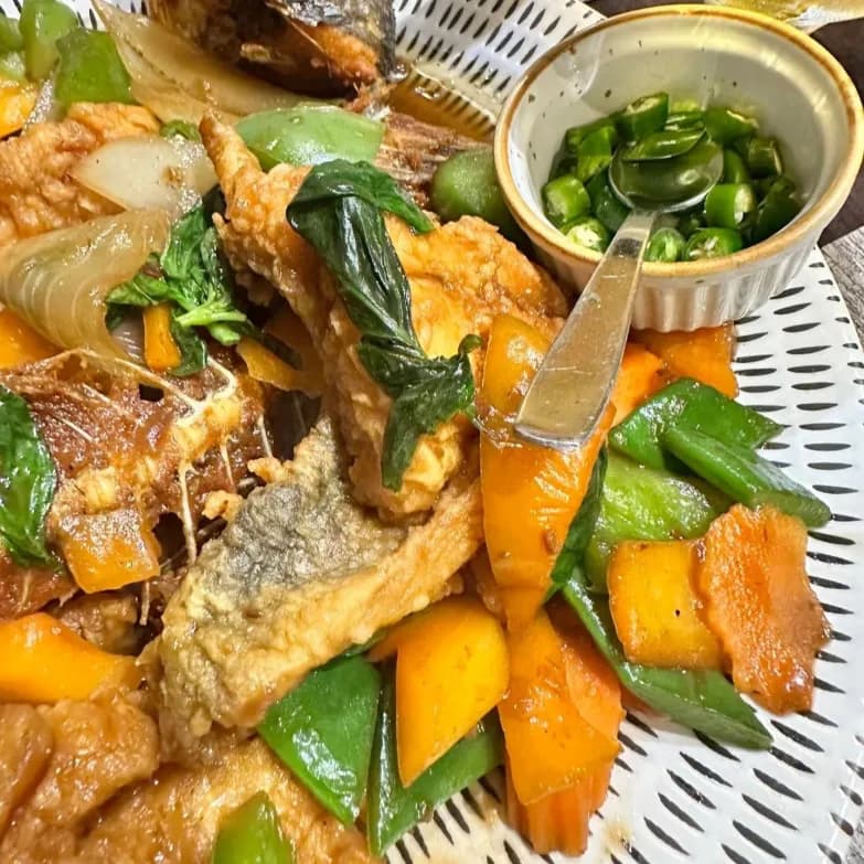 Pescado frito con verduras tailandesas en Sau Thai Alcoy
