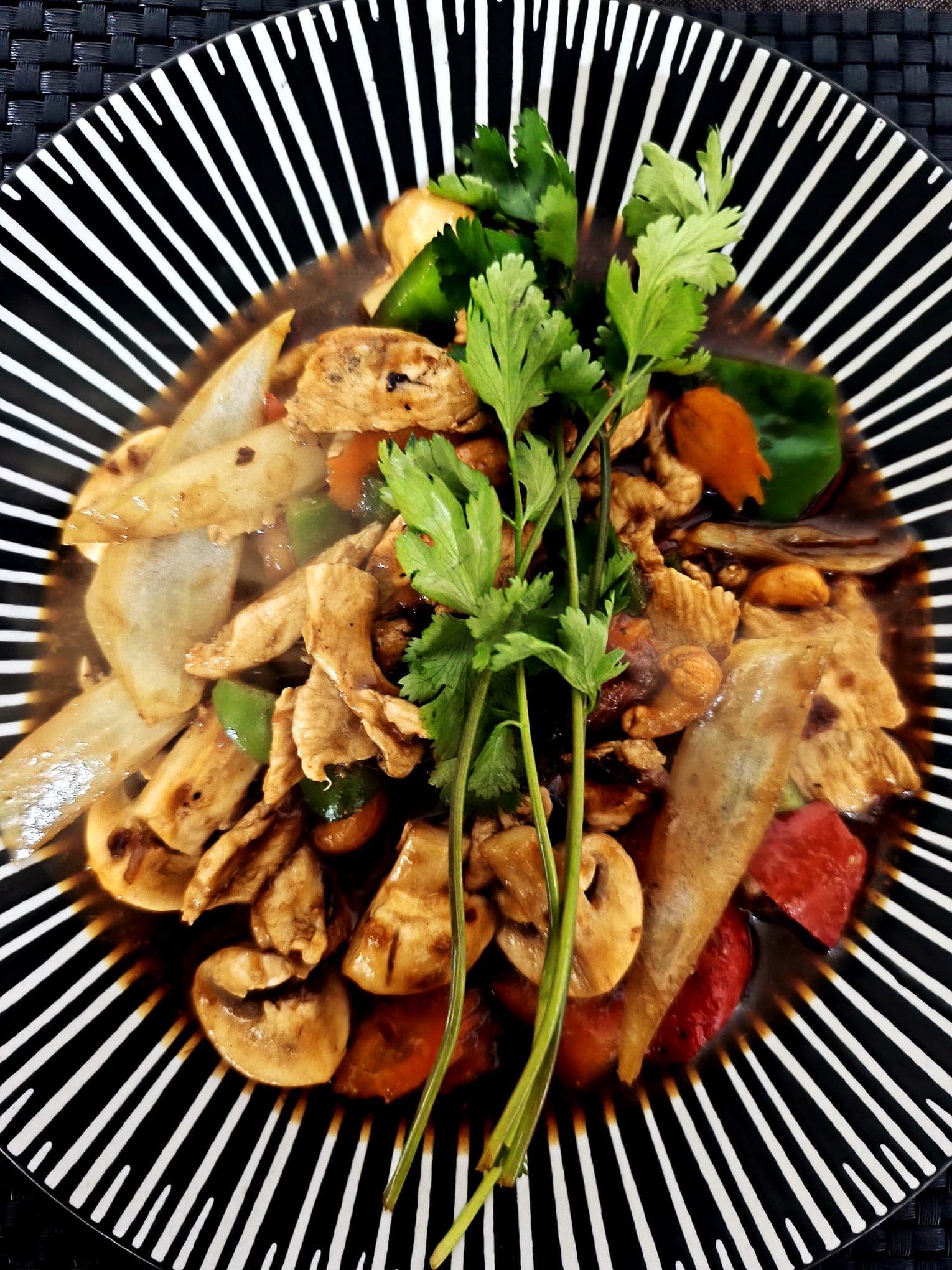 Pollo salteado al wok con cilantro fresco en Sau Thai Alcoy