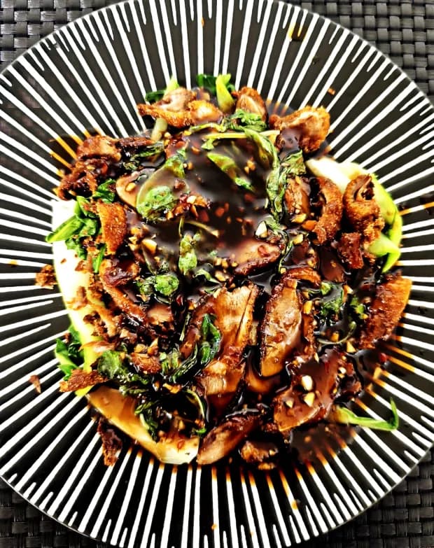Plato tailandés auténtico en restaurante Sau Thai Alcoy